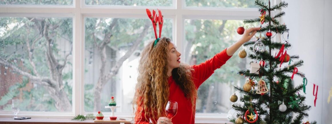 Décorer son sapin de Noël en avance rend heureux mais, pourquoi ?