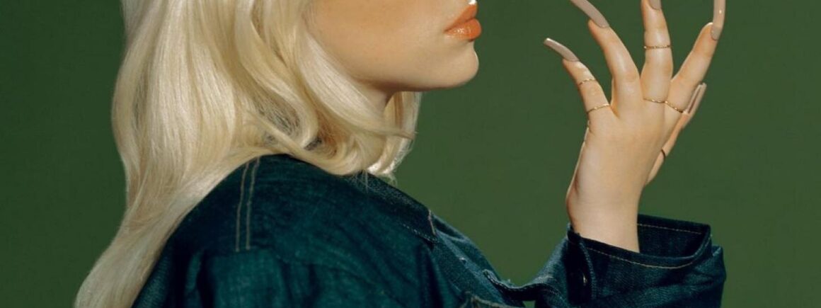 Billie Eilish suit la tendance avec son propre parfum, d’ores et déjà disponible !