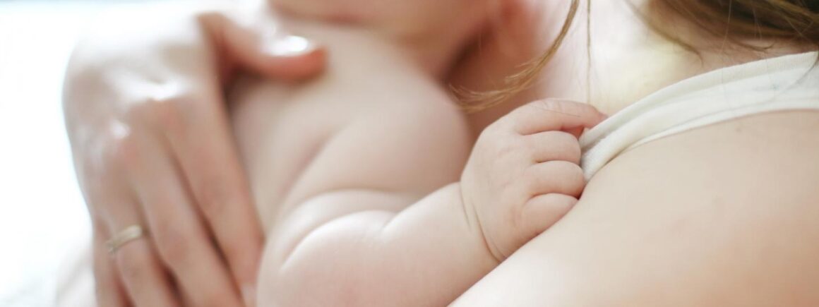 Un bébé pleure dans vos bras ? C’est que vous êtes moche !