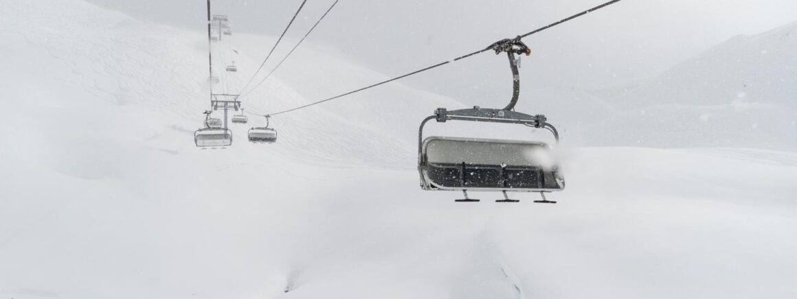 Plus Mel la vie : Des saisonniers volent un télésiège pour décorer leur appartement !
