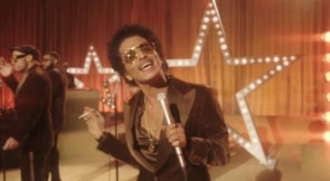 bruno-mars-silk-sonic-devoile-le-clip-de-smokin-out-the-window-video