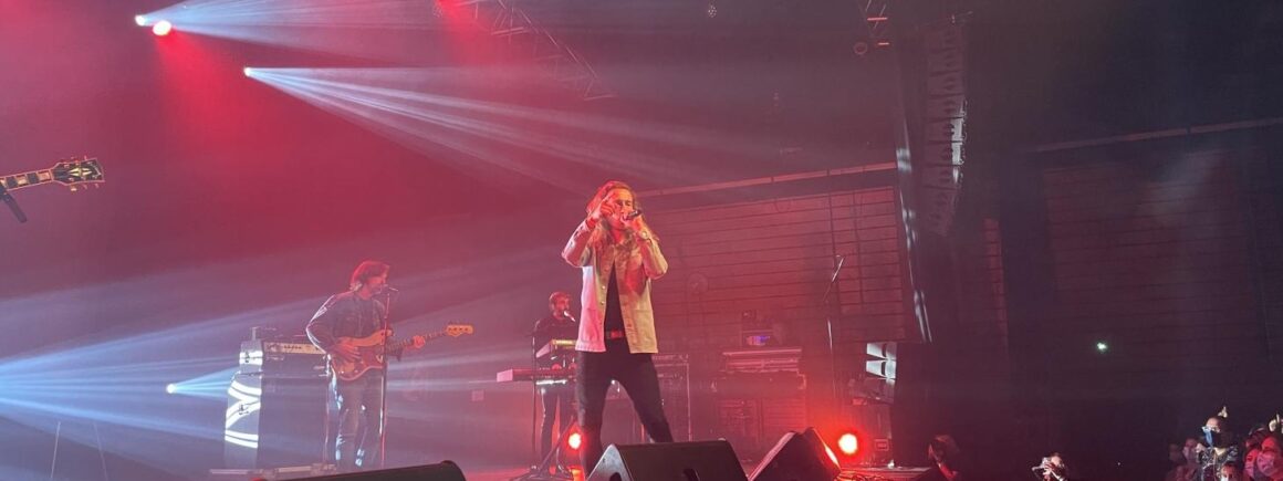 Julien Doré entre en scène au Europe 2 Live de Nantes, suivez sa prestation (VIDEO)