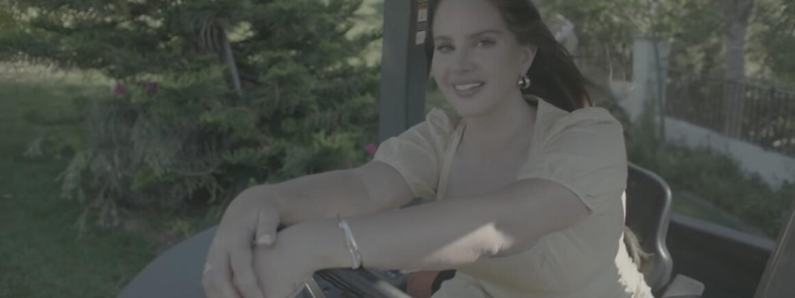 Lana Del Rey de retour, elle s’éclate dans le clip de Blue Banisters (VIDEO)