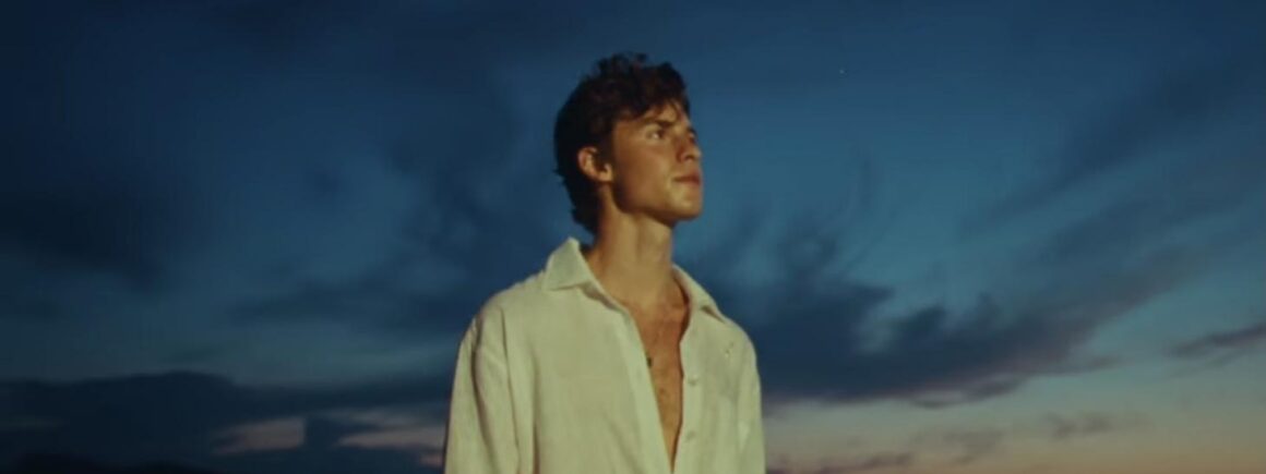 Shawn Mendes profite de son été dans le clip de Summer Of Love (VIDEO)