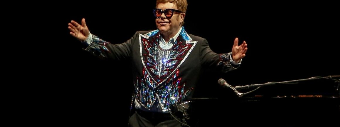Elton John improvise un concert dans un restaurant cannois (VIDEO)