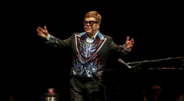 Elton John improvise un concert dans un restaurant cannois (VIDEO)