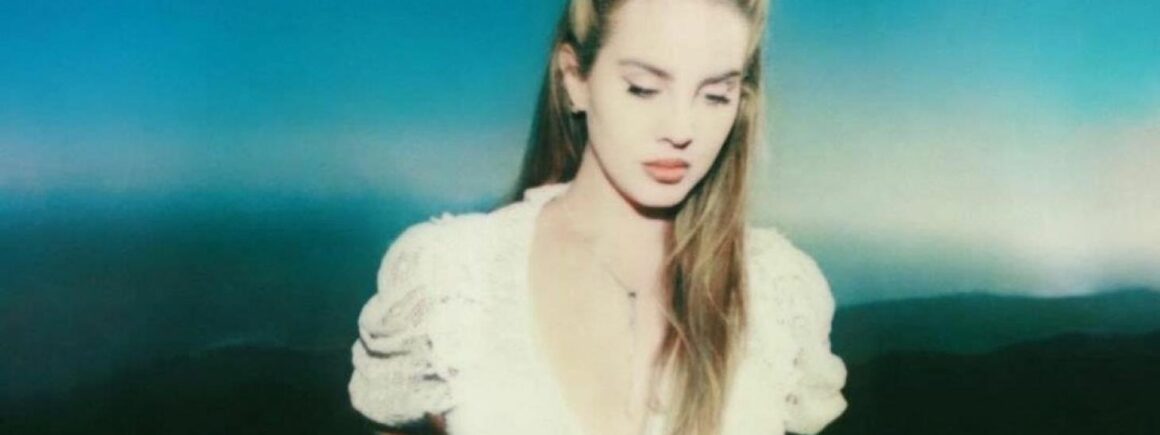 Lana Del Rey dévoile la cover de son album et annonce un retard dans sa sortie (PHOTO)