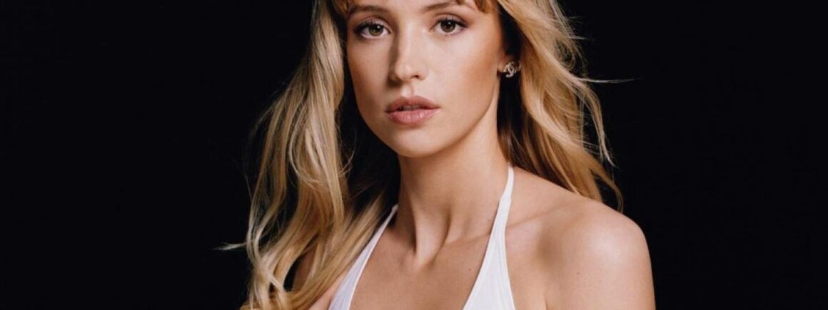 Angèle resplendissante dans la nouvelle campagne de pub Chanel (PHOTOS)