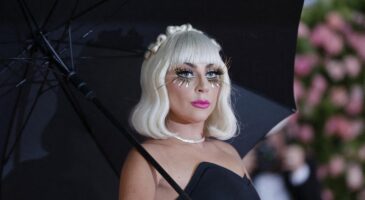Lady Gaga distribue des fleurs à ses fans italiens pour son départ du pays (VIDEO)