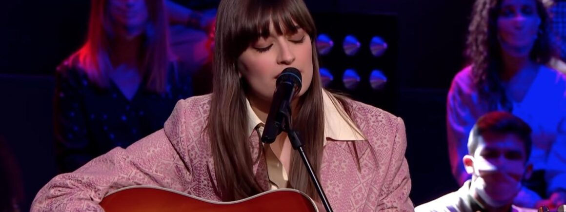 Clara Luciani interprète son titre Beaux, générique de L’école de la vie sur France 2 (VIDEO)