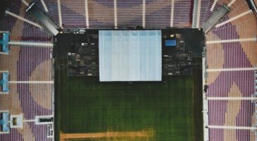 Plus Mel la vie : Cheslin Kolbe nettoie le stade après la qualification de son équipe (VIDEO)