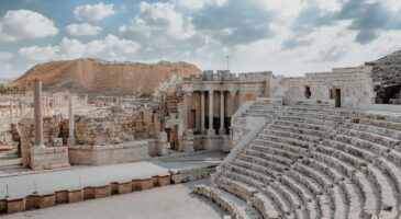 Bienvenue Chez Clément : Clément nous explique l'origine du mot "barbare" !