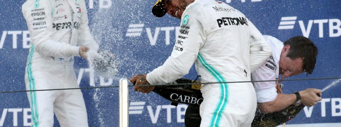 Bienvenue chez Clément : Pourquoi les pilotes de Formule 1 célèbrent avec du champagne ?