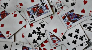 Bienvenue chez Clément : Pourquoi les jeux de cartes ne proposent-ils que des Rois ?