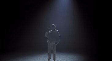 Après Bateaux-Mouches, Eddy de Pretto dévoile Désolé Caroline (VIDEO)