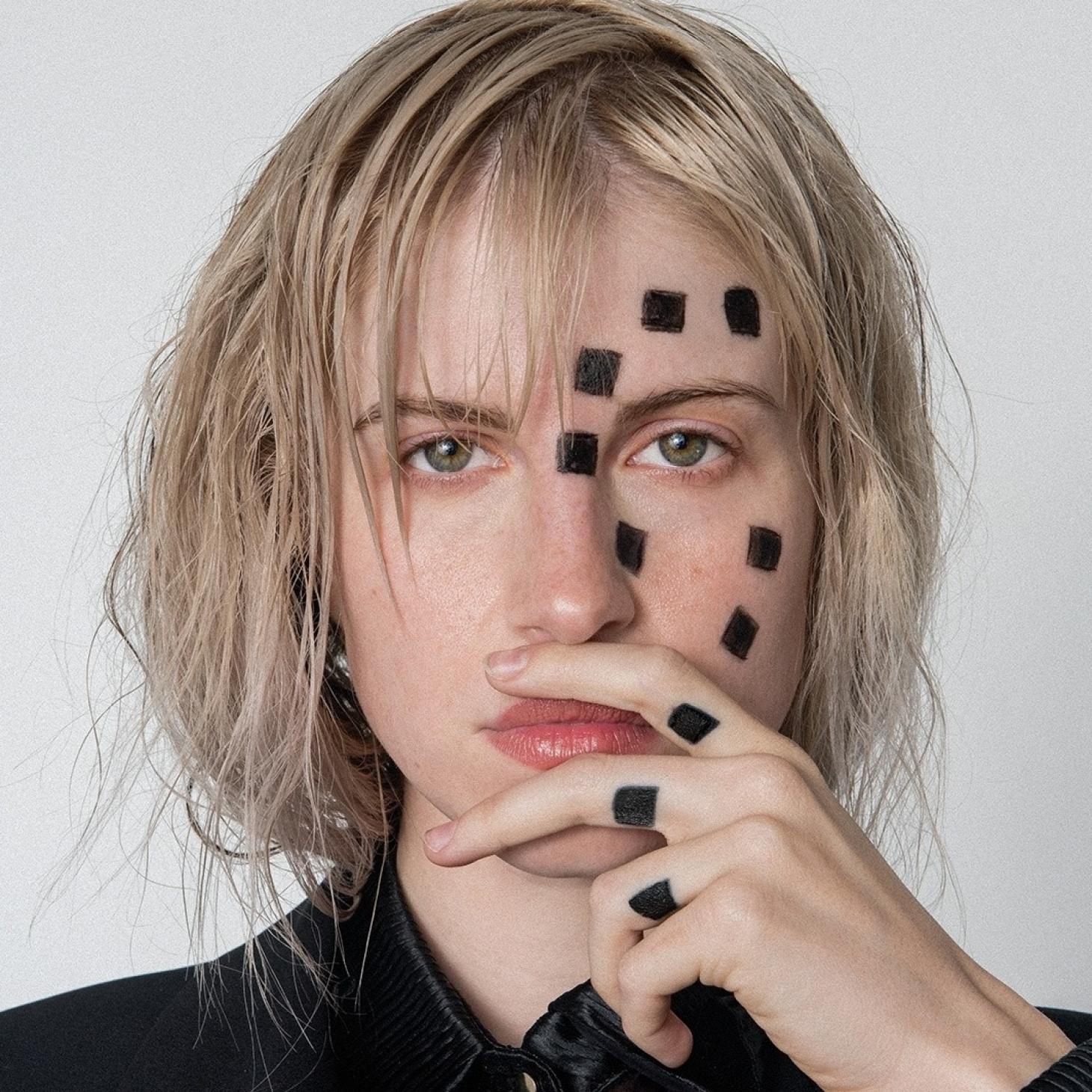 Hayley Williams (Paramore) dévoile FLOWERS for VASES / descansos, un