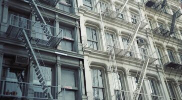 Plus Mel la vie : Rosa perd son emploi, les habitants d'un immeuble lui offrent deux ans de loyer