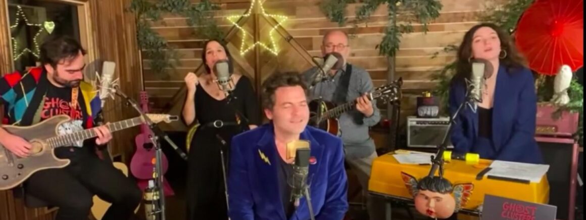 Mathieu Chédid nous offre un live en famille pour les Fêtes (VIDEO)