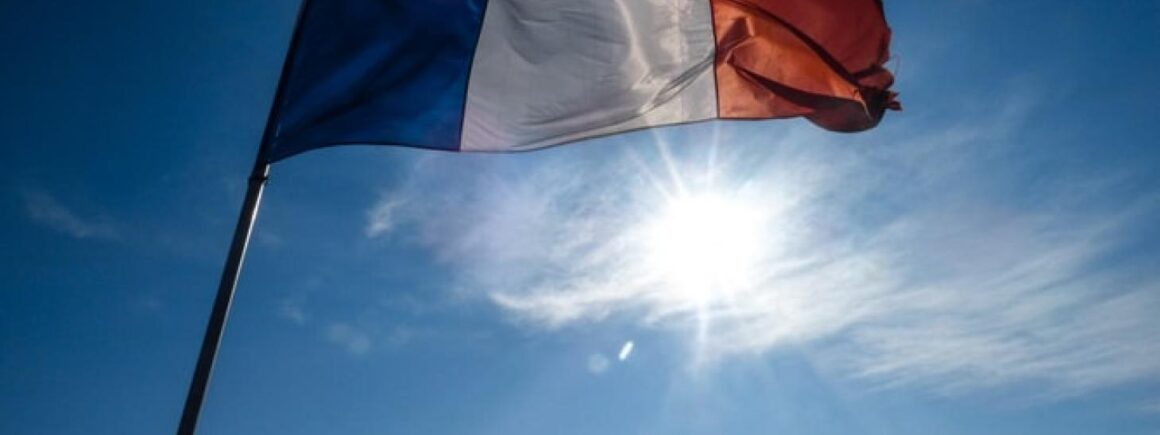 Bienvenue chez Clément : Pourquoi le drapeau français est-il Bleu, Blanc et Rouge ?