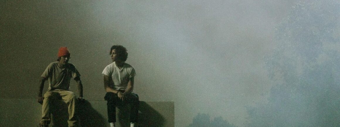 Shawn Mendes & Justin Bieber pointent du doigt les difficultés de la célébrité dans Monster (VIDEO)