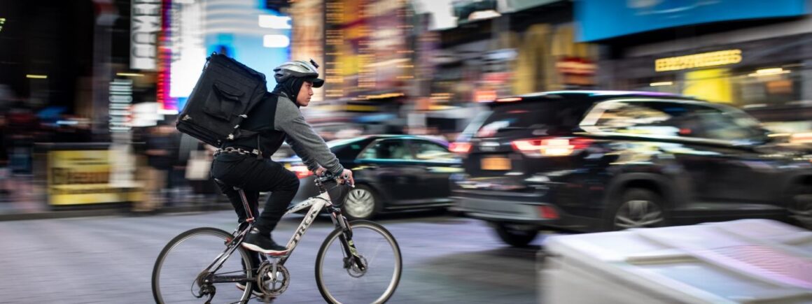 Bienvenue Chez Clément – Afterwork Europe 2 : Il reçoit son jeans acheté sur Vinted dans une boîte à pizza (PHOTO)