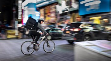 Bienvenue Chez Clément : Il reçoit son jeans acheté sur Vinted dans une boîte à pizza (PHOTO)