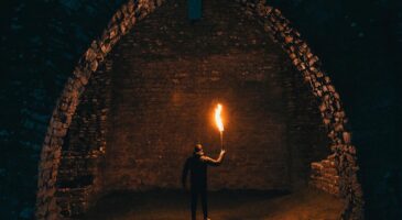 Bienvenue Chez Clément : L'équipe vous explique l'origine de l'expression couvre-feu !