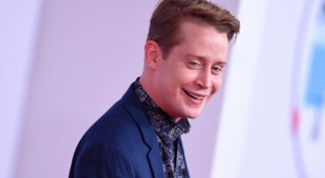 Macaulay Culkin et son masque ultra cool, l'Italie recherche des goûteurs de tiramisu et des bougies virgule pour célébrer les demi-anniversaires... Toutes les news du Bienvenue Chez Clément !