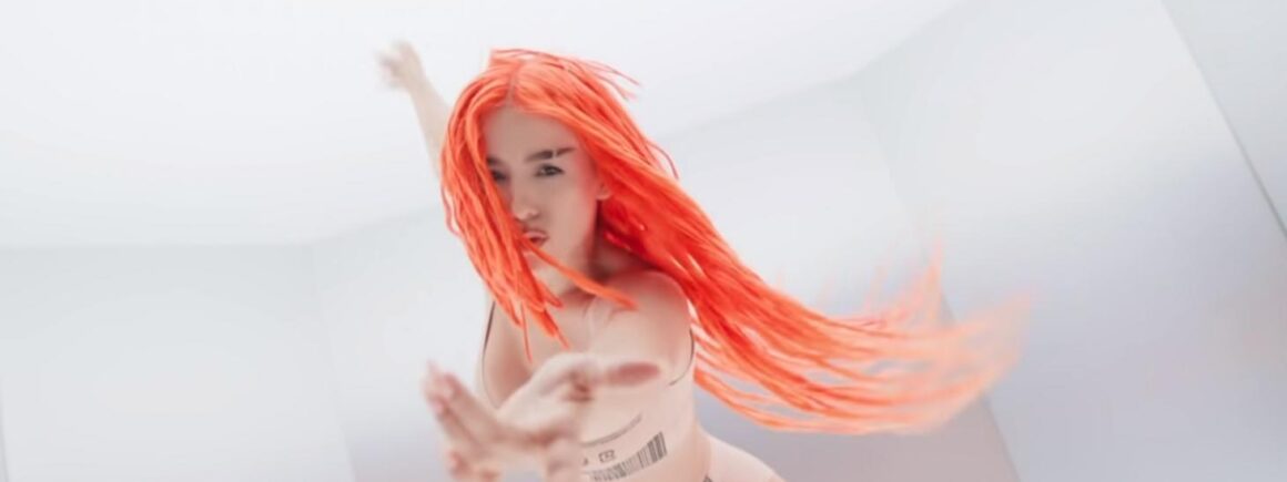 Ava Max totalement libérée dans le clip de Naked (VIDEO)