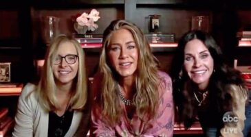Les actrices de Friends se réunissent lors d'un sketch hilarant aux Emmy Awards (VIDEO)