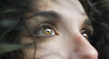 La Matinale Europe 2 : Les personnes aux yeux marrons inspireraient plus confiance