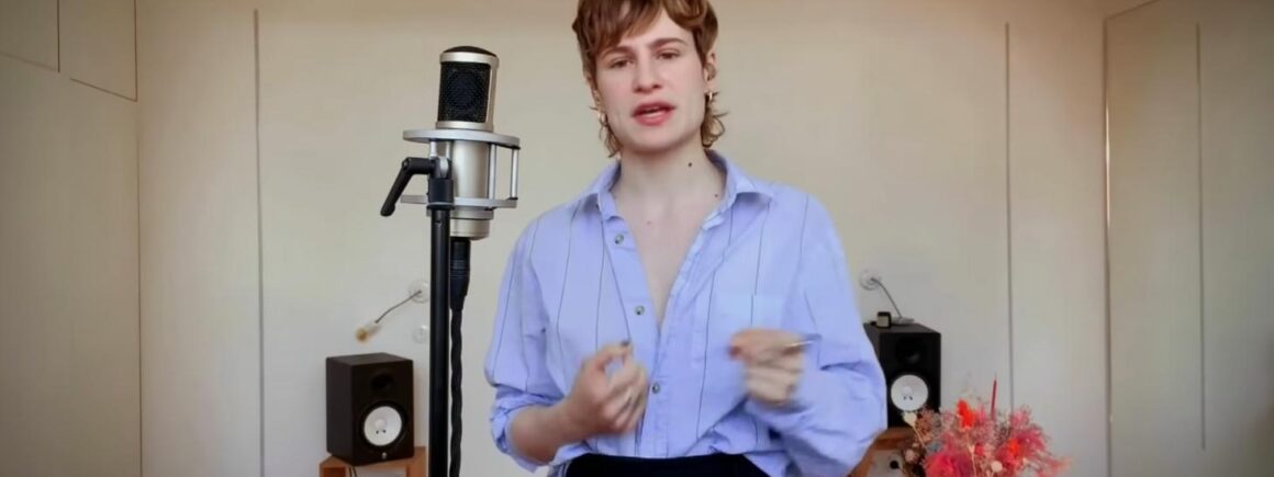 Christine and The Queens partage ses conseils pour mieux vivre le confinement (VIDEO)