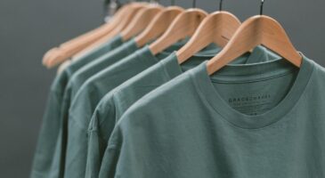 La Matinale Europe 2 : Il lance des attestations... sur des T-shirt !