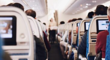 La Matinale Europe 2 : En avion, un passager se sur-classe et... laisse sa femme seule en classe éco