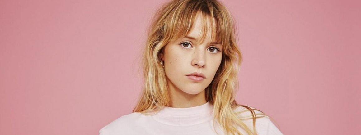 Angèle interprète J’entends seule au piano (et c’est magnifique)