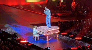 Mika : Après avoir snobé un jeune fan, il l'invite à monter sur scène avec lui (VIDEO)