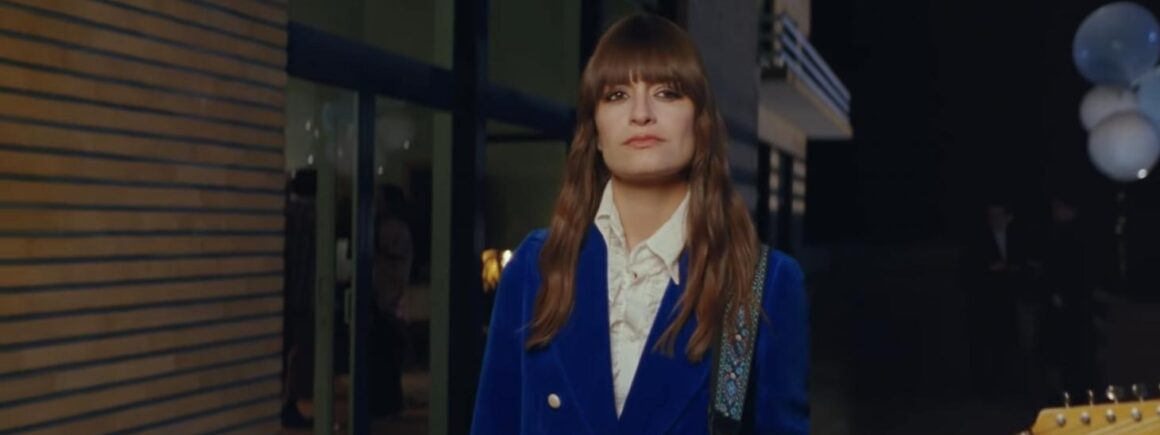 Clara Luciani : Découvrez le clip d’Emmanuelle, tourné à la Villa Cavrois (VIDEO)