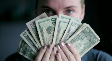 La Matinale Europe 2 : A Marseille, un distributeur double la somme demandée !