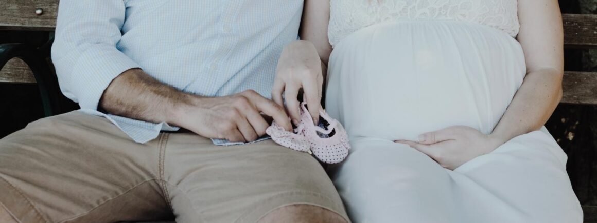 À l&rsquo;arrivée de bébé, les parents le font de moins en moins…