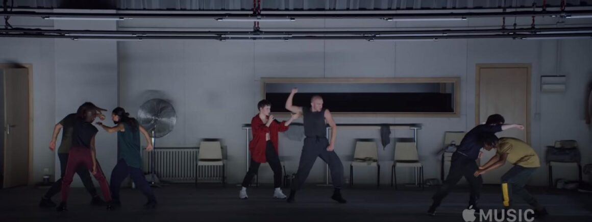 Christine and The Queens : Découvrez son clip pour le titre L&rsquo;étranger (VIDEO)