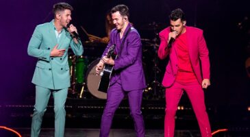Jonas Brothers : Nick peloté en plein concert par une fan (VIDÉO)