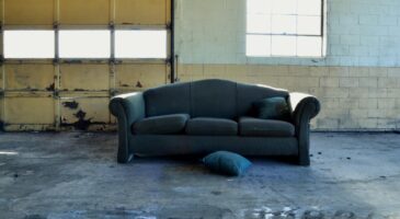 Elle achète un fauteuil d'occasion et découvre un incroyable trésor !