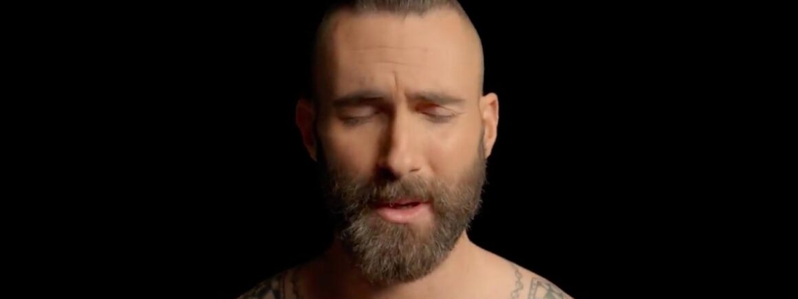 Maroon 5 : Ils rendent un bel hommage à leur manager dans le clip Memories (VIDEO)
