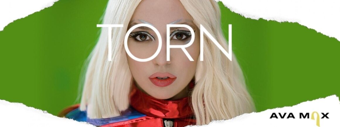 Ava Max devient une super-héroïne dans le clip de Torn (VIDEO)