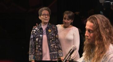 Stars à domicile : Julien Doré surprend l'une de ses plus fidèles fans ! (VIDEO)