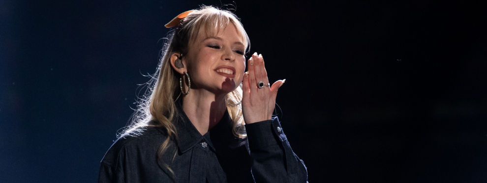 Top départ pour Angèle qui a débuté sa tournée à Reims, voici ce que ça donne ! (VIDEOS)