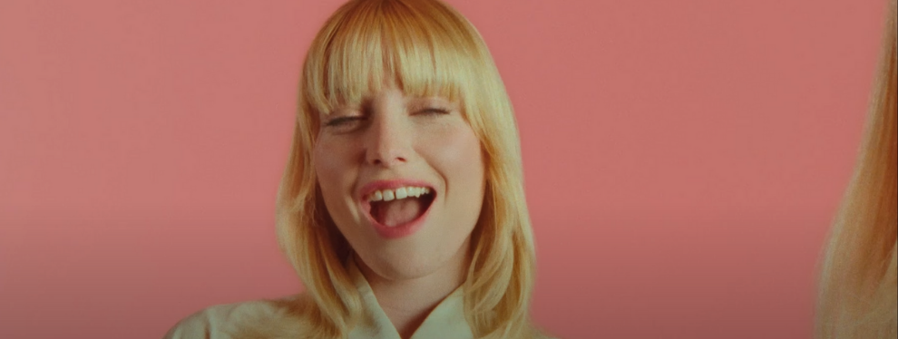 Janie pleine d’énergie dans son clip de La Macarena (VIDEO)