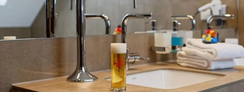 Bienvenue Chez Clément – Afterwork Europe 2 : Bienvenue dans cet hôtel allemand, où la bière coule depuis les robinets