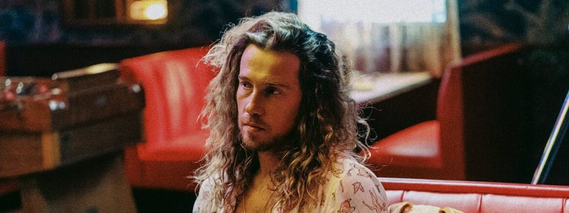 Julien Doré parodie sa première apparition à la télévision et c&rsquo;est hilarant (VIDEO)