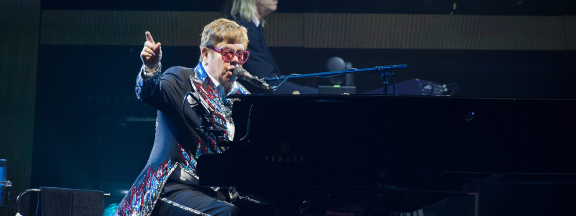 Quand Elton John chante Hold Me Closer… au restaurant ! (VIDEO)